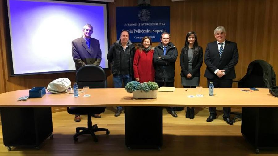 Elena Vázquez, no centro xunto cos membros do tribunal e os seus directores de tese