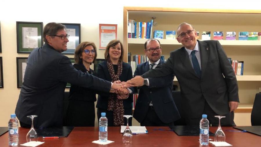 Os tres reitores xunto con Carla Reyes e Susana López Abella. Foto: Executivas de Galicia