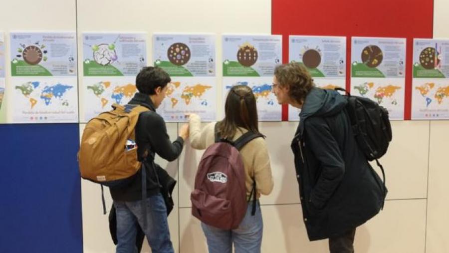 Bioloxía conmemora cunha exposición o Día Mundial do Solo