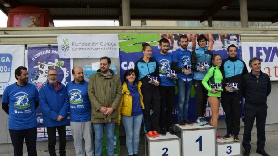 Montserrat Valcárcel, no centro, cos organizadores e gañadores da II Carreira Popular Campus Terra Leyma