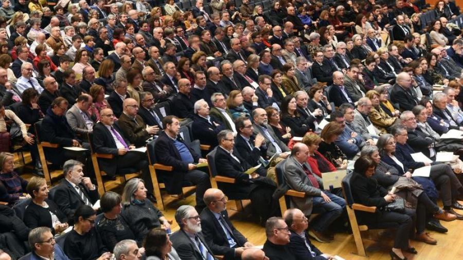 Ao acto estaban convocados un total de 532 persoas con máis de 30 anos de servizo á USC. Foto: Santi Alvite