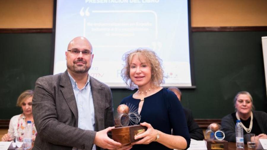 Mabel Loza co galardón que a acredita como Investigadora Innovadora 2018