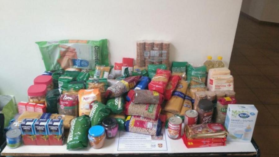 Víveres recollidos na campaña solidaria de Nadal promovida na residencia universitaria Jesús Bal y Gay de Lugo
