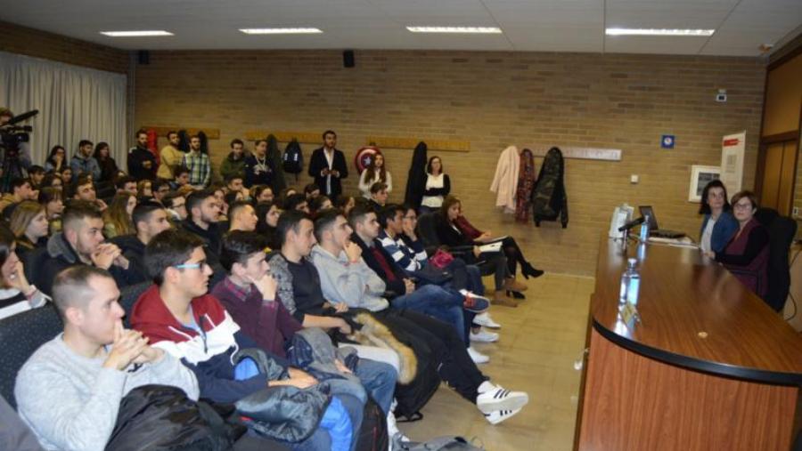 Toñí Ares e Tania Catro, na súa intervención no seminario 'Rompendo as barreiras das diferencias'