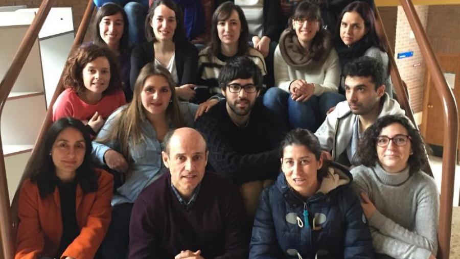 Luis Botana, en primeiro termo, con investigadores do grupo Farmatox da USC