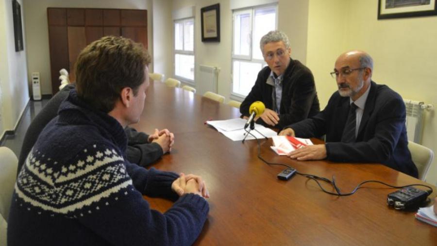Celso Rodríguez, á dereita, e Iván Area reuníronse con responsables do CRE da ONCE de Pontevedra. Foto: UVigo