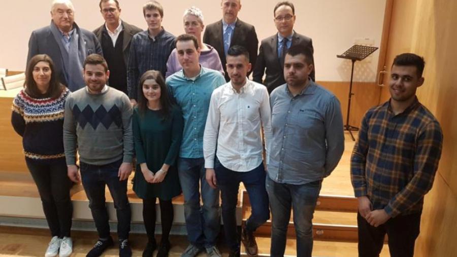 Alumnos da cuarta edición do máster en Produción de Leite da USC con autoridades académicas e políticas, no acto de clausura celebrado na Casa do Saber