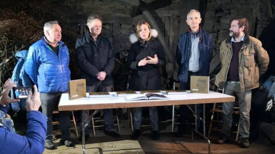 Autores e autoridades na presentación do libro sobre a cerámica tradicional de Samos, en Roxofrei