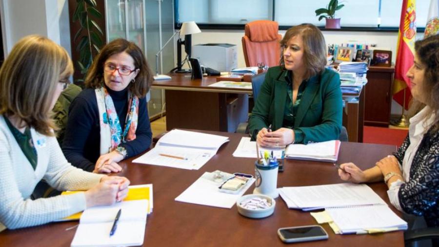 No centro da imaxe, Mar Lorenzo con Susana López, na xuntanza deste venres. Foto: Xunta de Galicia