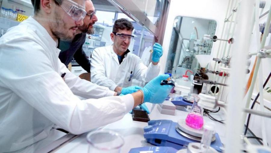 O equipo do profesor Eduardo Fernández Megía traballará na química do proxecto Endoscape. Foto: Andrés Ruiz / CiQUS