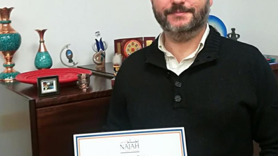 O vicerreitor Víctor Arce mostra o premio concedido en Abu Dhabi