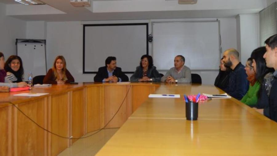 Valcárcel, entre Rodriguez e Carballo, xunto con alumnos iberoamericanos do campus de Lugo