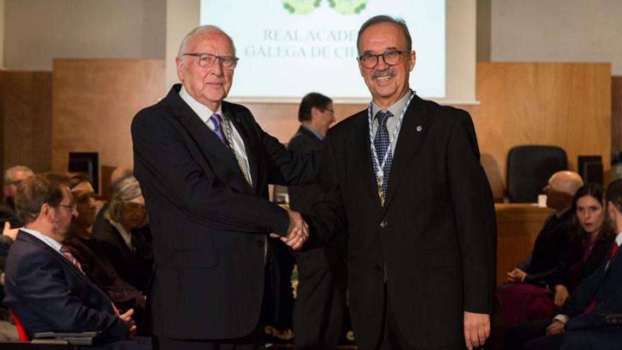 O profesor Juan Lema, á dereita, co anterior presidente da RAGC, Miguel Ángel Ríos. Foto: RAGC