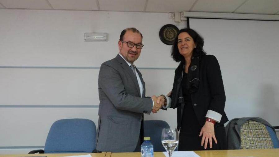 A profesora María Jesús Giráldez Fernández tomou posesión como decana de Óptica e Optometría