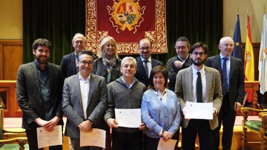 En primeira liñas, as persoas premiadas, xunto coas autoridades que participaron no acto. Foto: Servimav-USC