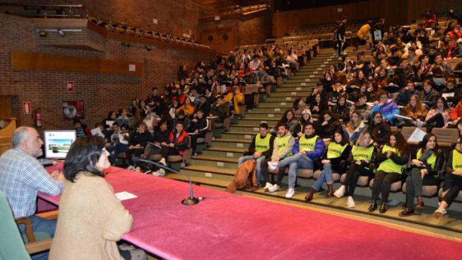 Javier López e Montserrat Valcárcel dan a benvida ao estudantado preuniversitairo no auditorio de Veterinaria