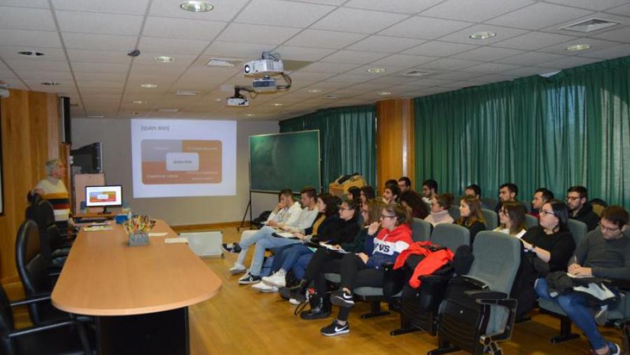 Público asisente á sesión de orientación laboral ofrecida por Gloria Cruz na EPS de Enxeñaría de Lugo