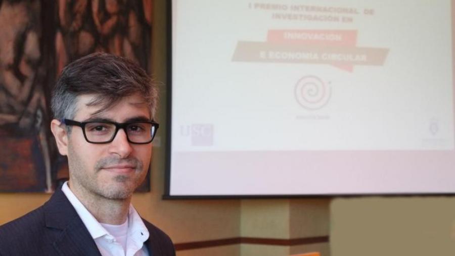 Leandro Llorente presentou o traballo titulado ‘Economía circular e comercio de materiais reciclables na Unión Europea’. Foto: Servimav-USC