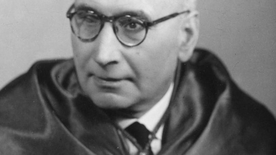 Co traxe académico, próximo á súa xubilación. Foto cedida pola súa familia