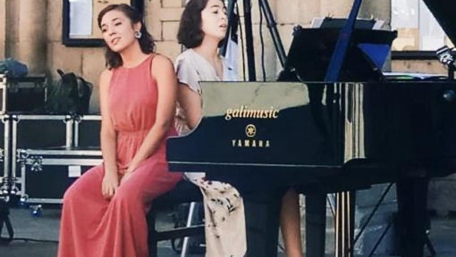 A soprano Maite Arciniega, acompañada ao piano de Andrea Vilar
