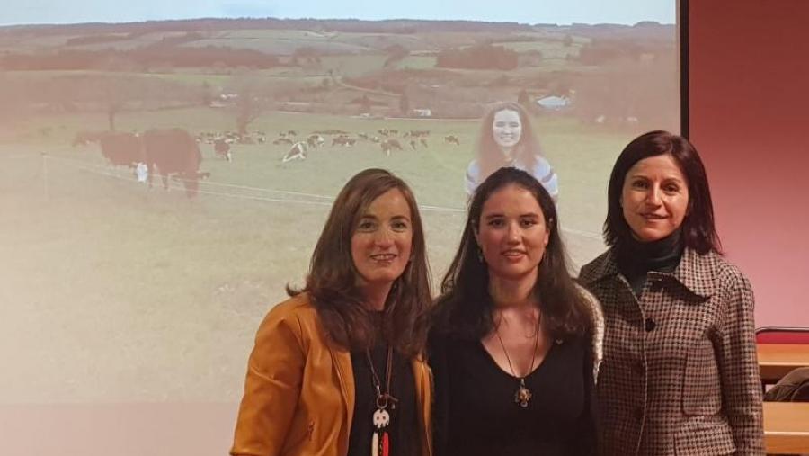 Ruth Rodríguez Bermúndez, entre Marta Miranda e Marta López, na Facultade de Veterinaria de Lugo