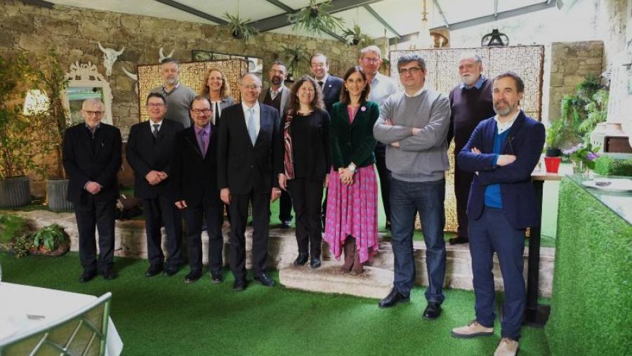 Membros do IGFAE, xunto cos membros do comité científo e autoridades da USC e da Xunta. Foto: Alfonso Ponte