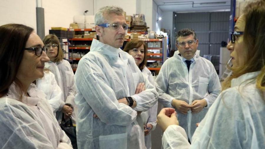 A vicerreitora Victoria Otero e o vicepresidente atenden as explicacións de Tatiana López. Foto: Xunta de Galicia