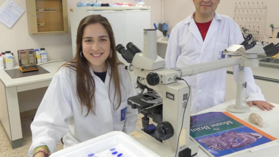 Paula Rodríguez e Pablo Sánchez, no laboratorio de Anatomía da Facultade de Veterinaria do campus de Lugo