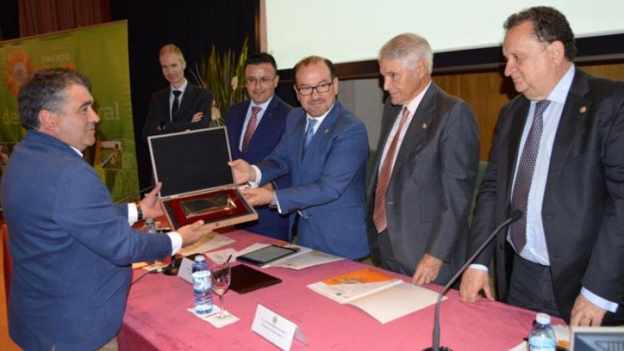 O reitor da USC entrega o premio ao presidente do Craega en presencia de González, Rodríguez, Tellado e Silva