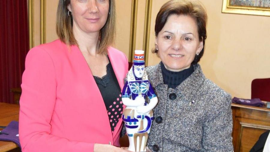 Rosa Romero, á dereita, recolle o premio de mans da alcaldesa de Lugo, Lara Méndez