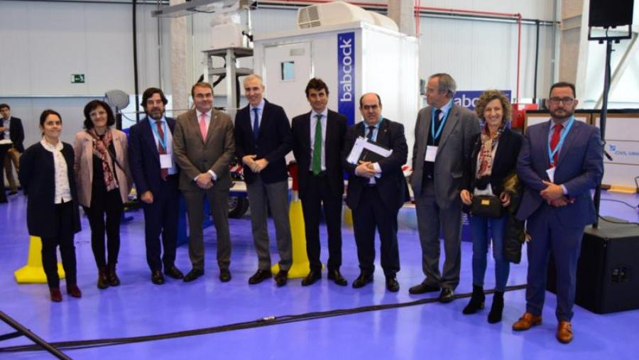 Valcárcel, segunda pola esquerda, co conselleiro de Economía e Industria, entre outras autoridades, no aeródromo de Rozas