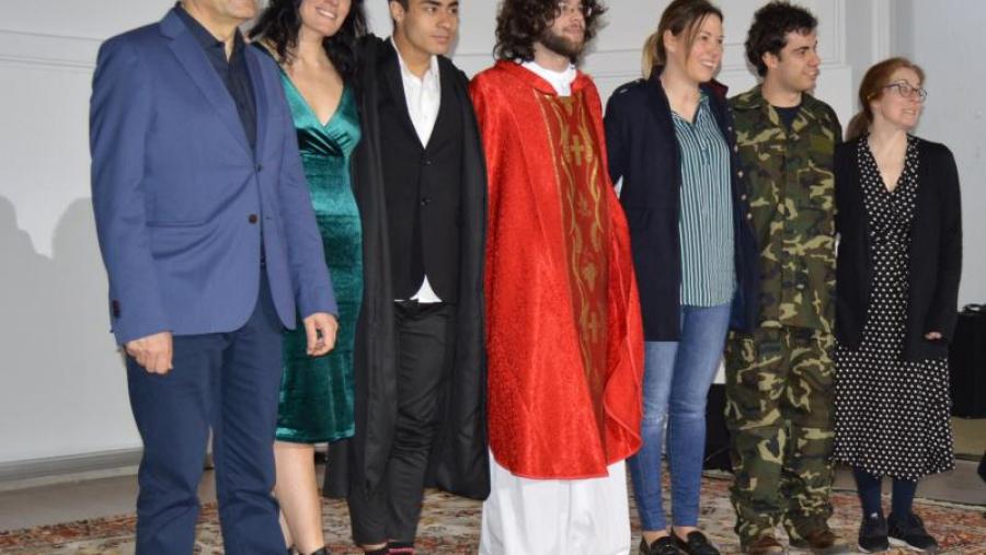 Actores da compañías TeatroUSC-Lugo con promotores do certame, na presentación do XXV Festival de Teatro Universitario de Lugo