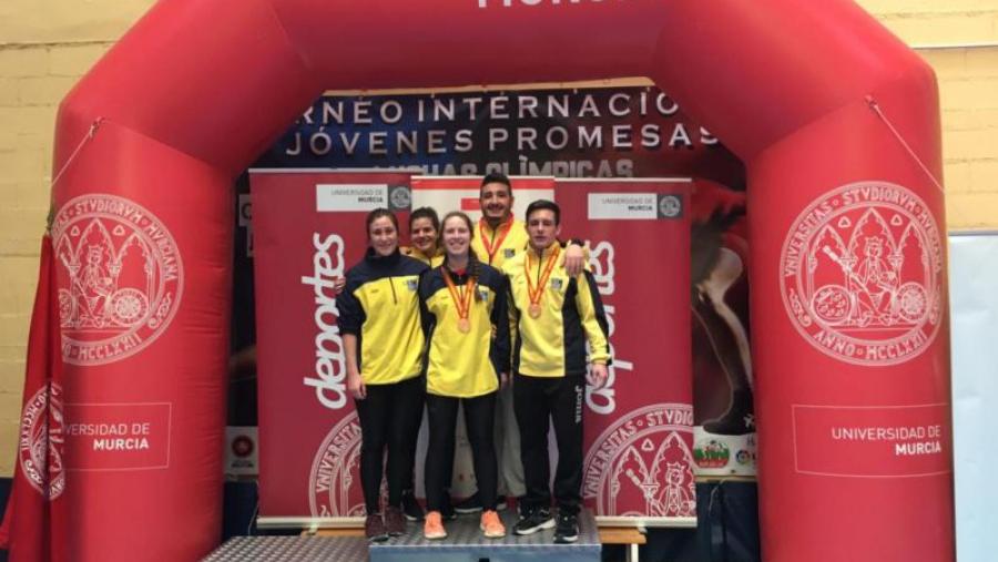 O equipo da USC, con Dafne Nogueiras e Omar Rodríguez en primeira liña