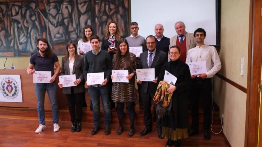 O grupo de premiados/as xunto coas autoridades que asistiron á sesión celebrada este luns. Foto: Servimav-USC