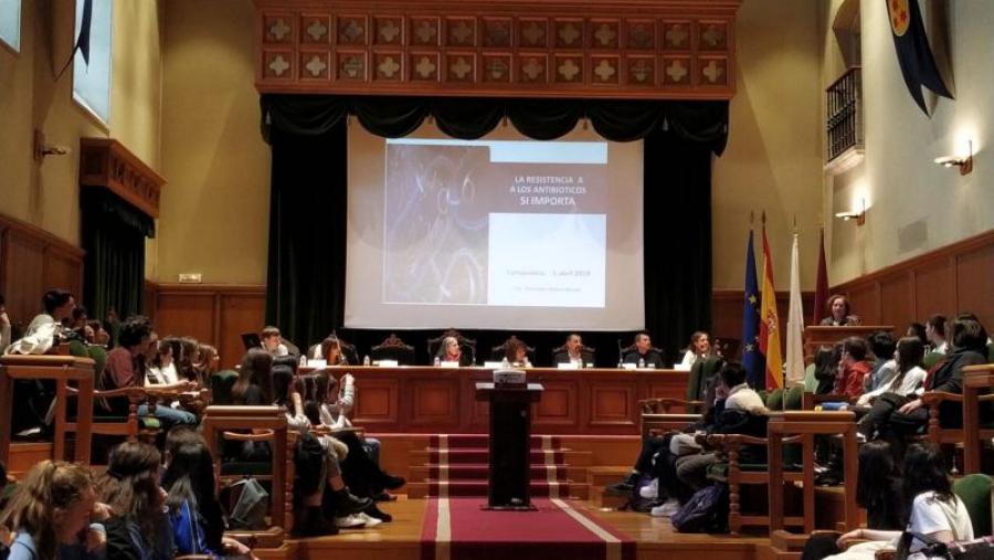 A USC traballa con alumnado preuniversitario no descubrimento de novos antimicrobianos 
