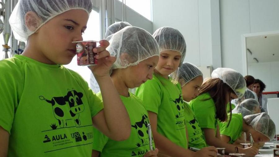 Escolares lugueses coñecen a Aula de Produtos Lácteos e Tecnoloxías Alimentarias da USC polo Día Internacional do Leite 