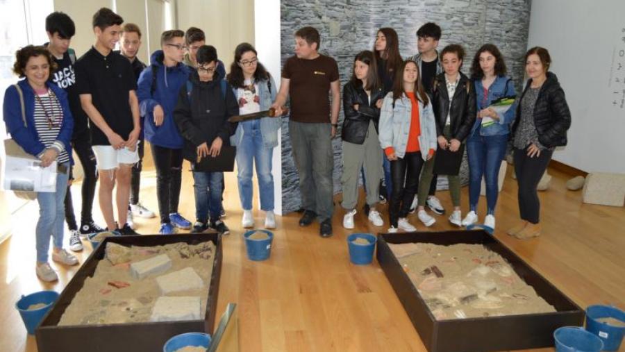Alumnado de Xinzo de Limia que participou en obradoiros de arqueoloxía no Museo Universitario A Domus do Mitreo