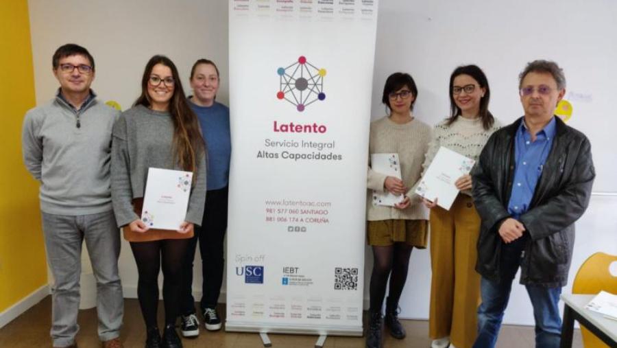 De esquerda a dereita: Xosé Antón Freire, conselleiro delegado de Unixest; as promotoras do equipo Paula Mouzo, Miriam Fernández, Noelia Villaverde; e o persoal da AVTE Lydia Fernández e Alberto...