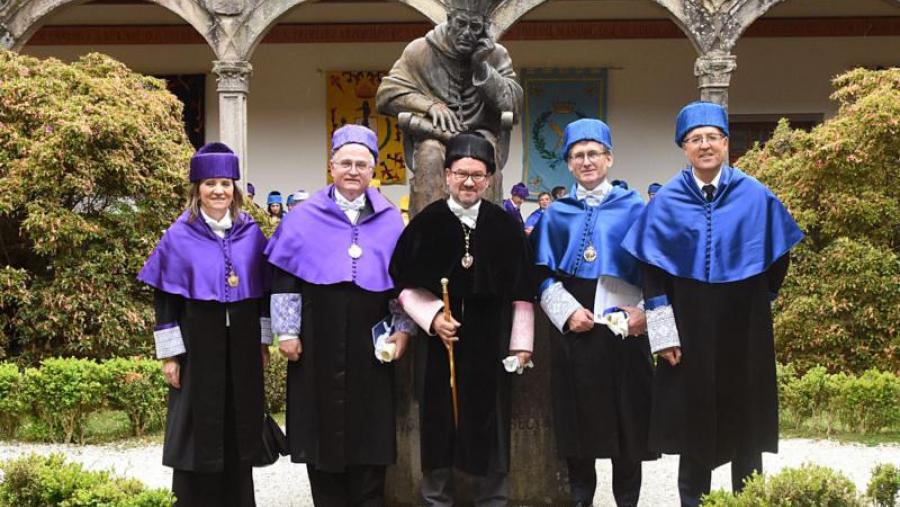 O reitor, no centro da imaxe, xunto cos novos honoris causa e os seus padriños. Foto: Santi Alvite