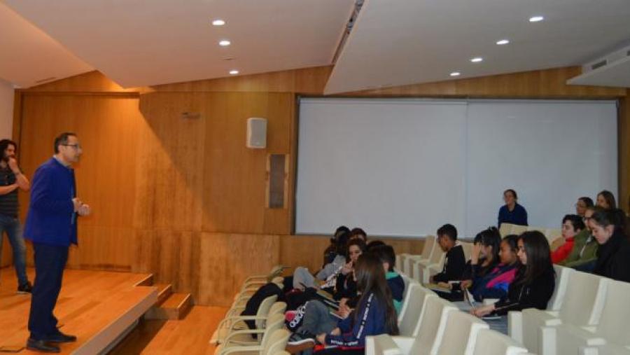 Varela Zapata, con alumnado do Ies Muralla Romana na Casa do Saber, antes do obradoiro musical con Som do Galpom