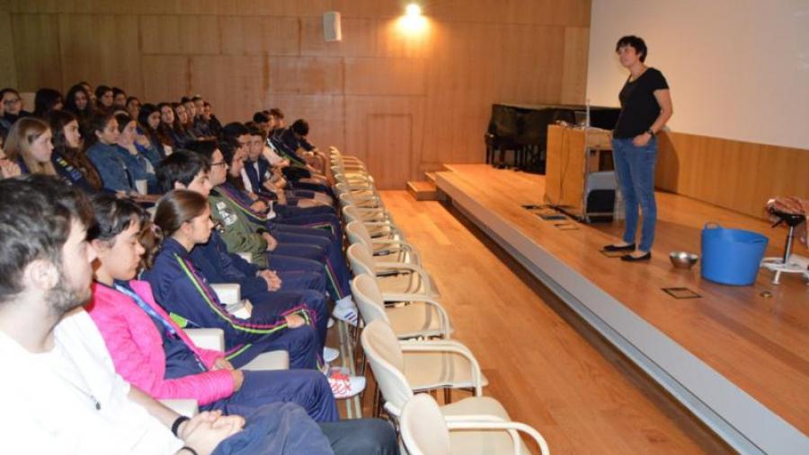 Iria Pinheiro, no encontro con alumnado do Colexio San José de Lugo celebrado na Casa do Saber