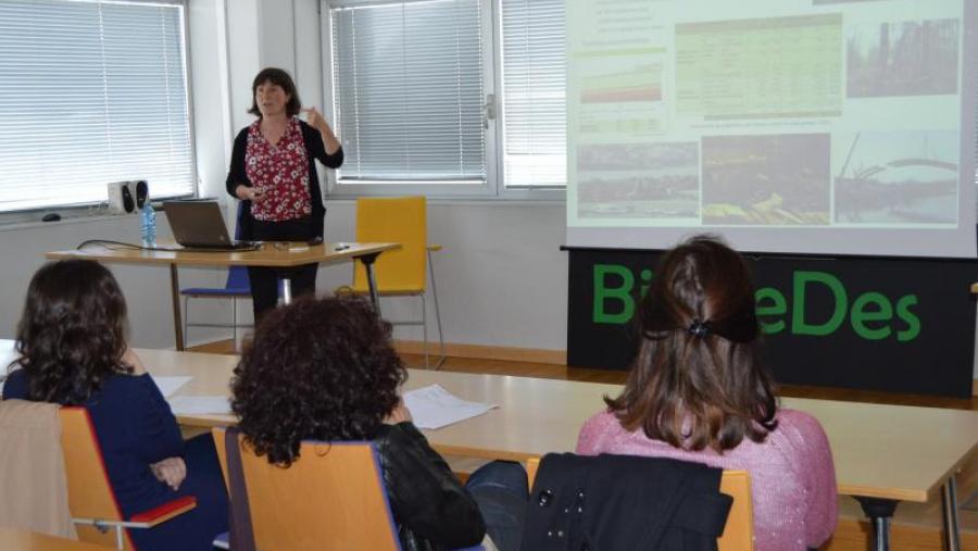 Fina Lombardero, na súa intervención nos 'Xantares Biocientíficos', promovidos por BioReDes no edificio Cactus