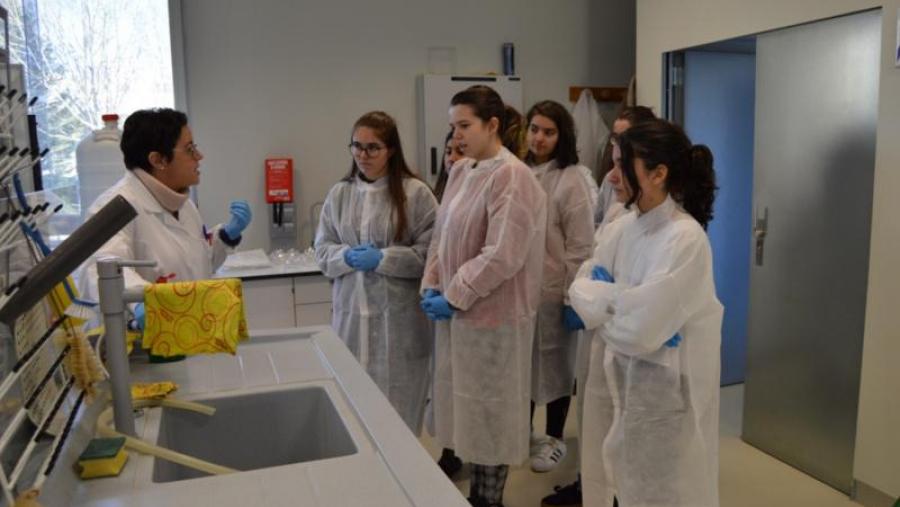 Estudantes de ensino medio, de visita nun laboratorio da Facultade de Ciencias de Lugo, nunha imaxe de arquivo