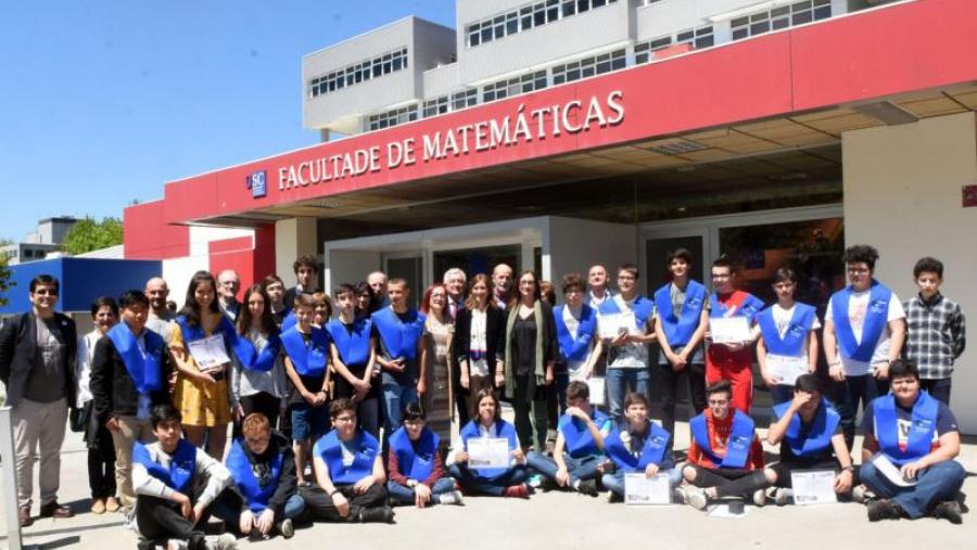 Foto de familia logo do acto de imposción de becas. Foto: Santi Alvite