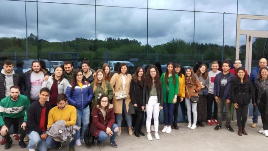 Alumnado da Facultade de ADE de Lugo, nas instalacións que ten a firma Jim Sports en Palas de Rei