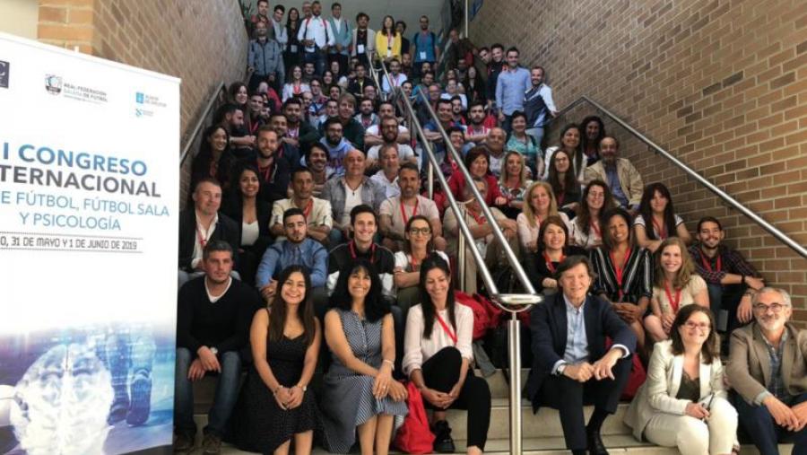 Foto de grupo de asistentes ao congreso na Fcaultade de Psicoloxía