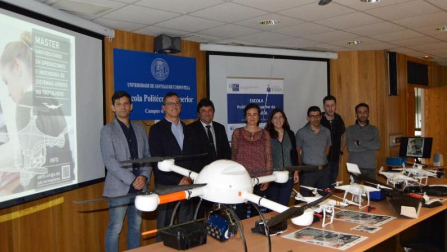 De esquerda a dereita, Rubinos, Cuesta, Aceituno, Gil, Iniesto, Díaz e outros investigadores da EPS de Enxeñaría da USC