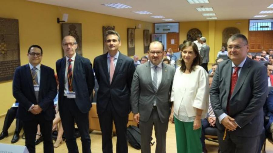 No centro da imaxe, o reitor Antonio López e a conselleira Carmen Pomar, xunto co resto de participantes na sesión inaugural. Foto: Servimav-USC