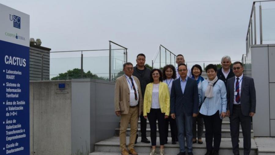 Valcárcel e Zapata, segundo e terceiro pola esquerda, coa delegación universitaria de Mongolia no edificio Cactus de Lugo