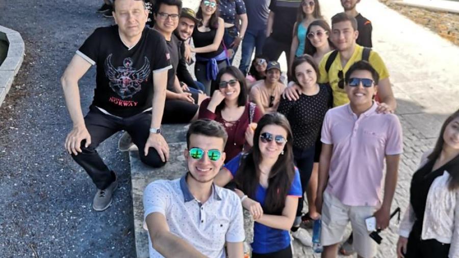 Varela Zapata con estudantes internacionais do campus de Lugo, nun enclave do Camiño de Santiago